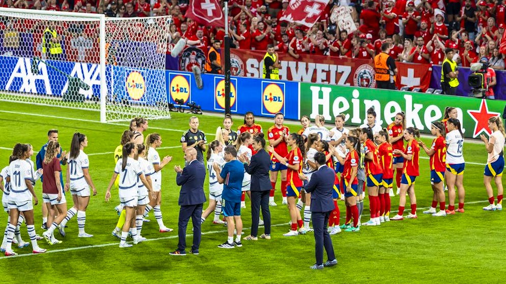 Die Spanierinnen stehen nach dem Spiel für die Schweizerinnen Spalier.