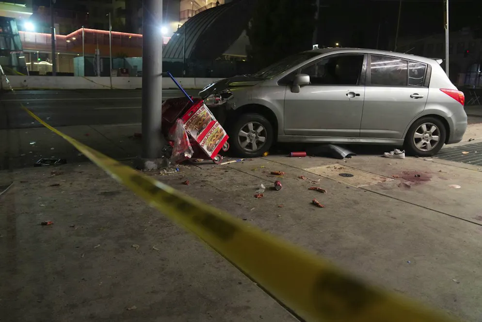 Il veicolo sul marciapiede dopo aver tamponato una folla di persone in attesa di entrare in un locale notturno lungo un trafficato viale di Los Angeles.