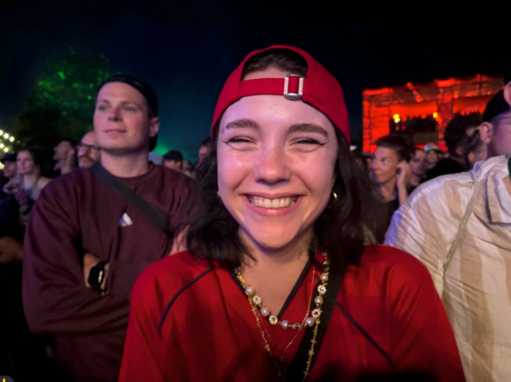 Diese Besucherin ist nur wegen ihres Freundes da. 