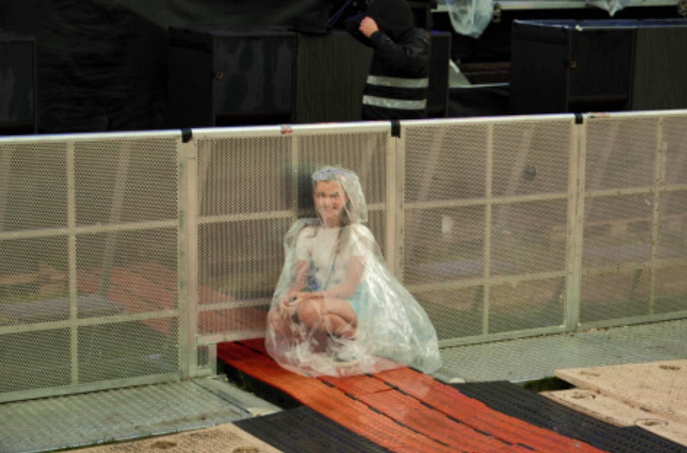 Regen am Gurten-Festival. Wem der Regen nichts ausmacht, steht schon bereit für das nächste Konzert. 