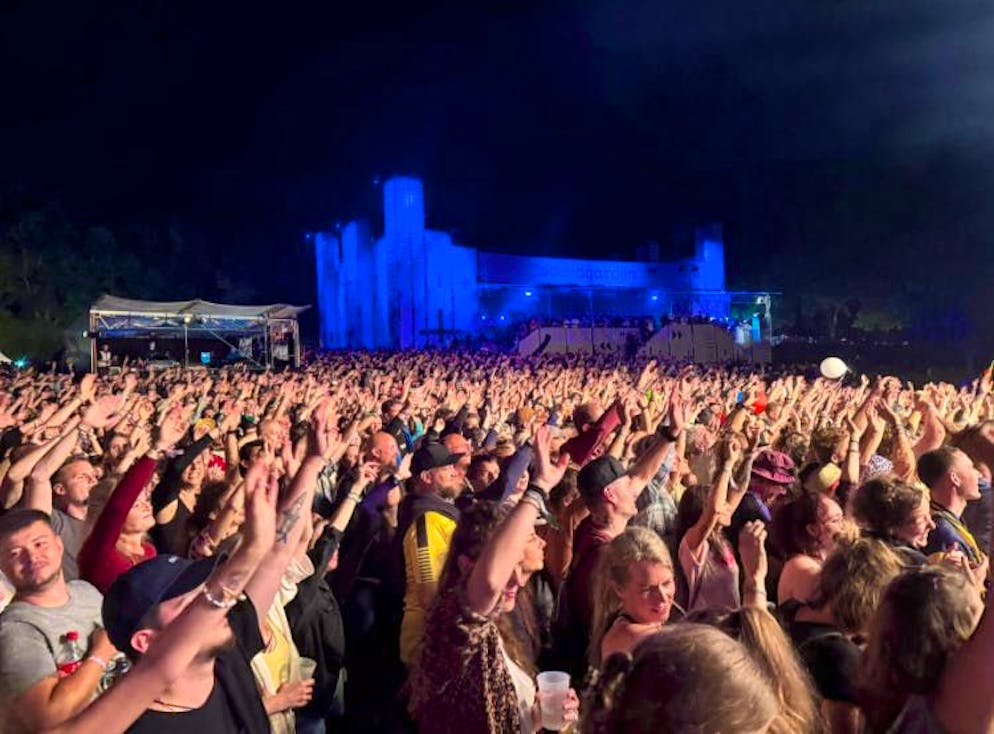 There is hardly a free seat in front of the main stage.