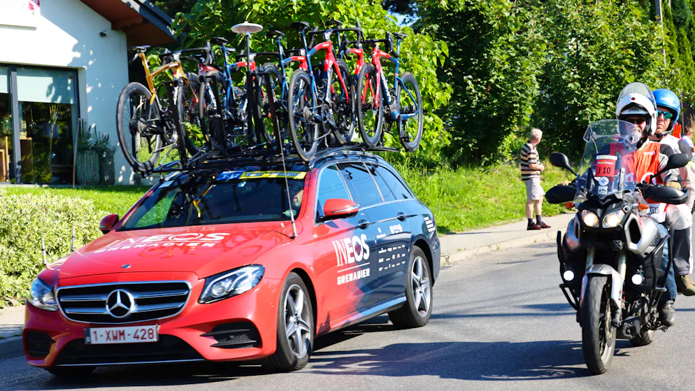 Un jour sur le Tour de France. «C'est une expérience assez effrayante» - Une voiture percute un spectateur !