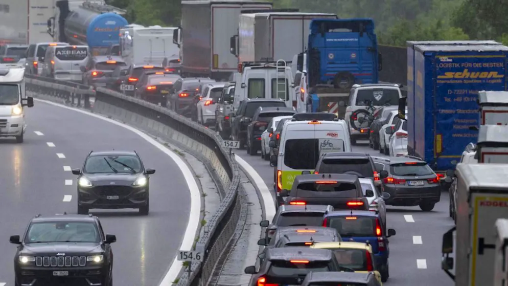 Il solito serpentone di auto in attesa di entrane nella galleria stradale del san Gottardo.