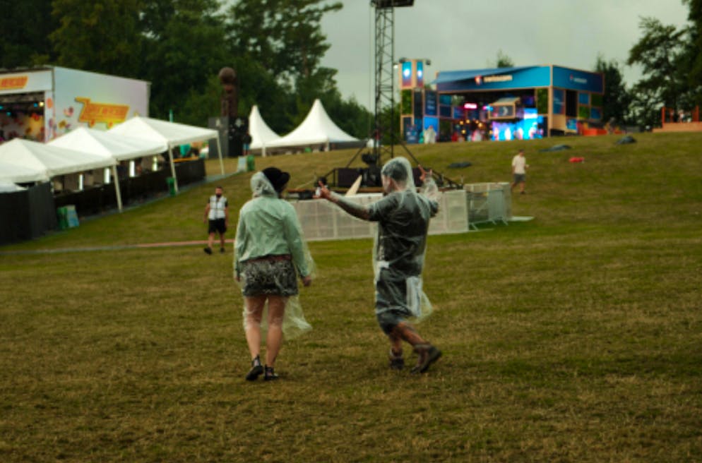 Regen am Gurten-Festival. Die Weniger wasserschäuen machen weiter Party.