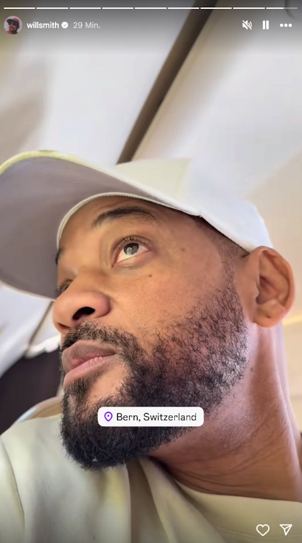 Will Smith schaut aus seinem Privat-Jet auf die Landebahn in Bern-Belp.