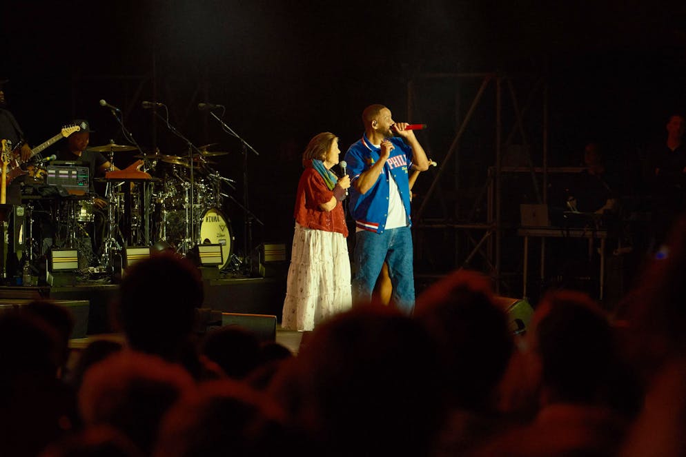 Will Smith steht mit Kathrin Hallauer, der Frau eines Gurten-Mitgründers, auf der Bühne.