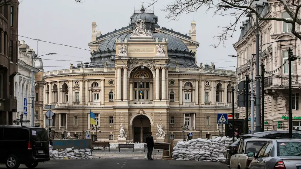 Il teatro di Odessa, città sul Mar Nero, attaccata stanotte da droni russi.