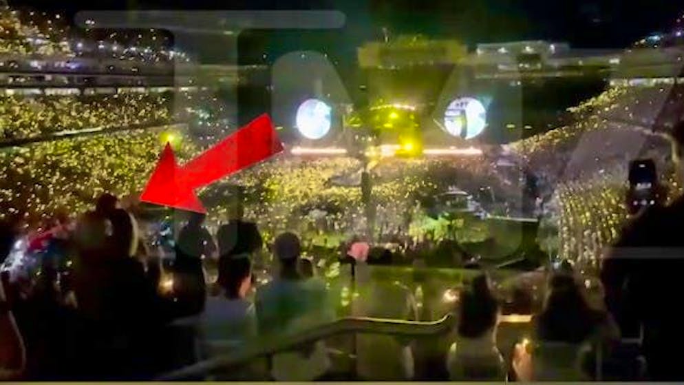 This video purports to show Astronomer CEO Andy Byron and his HR chief Kristin Cabot kissing.