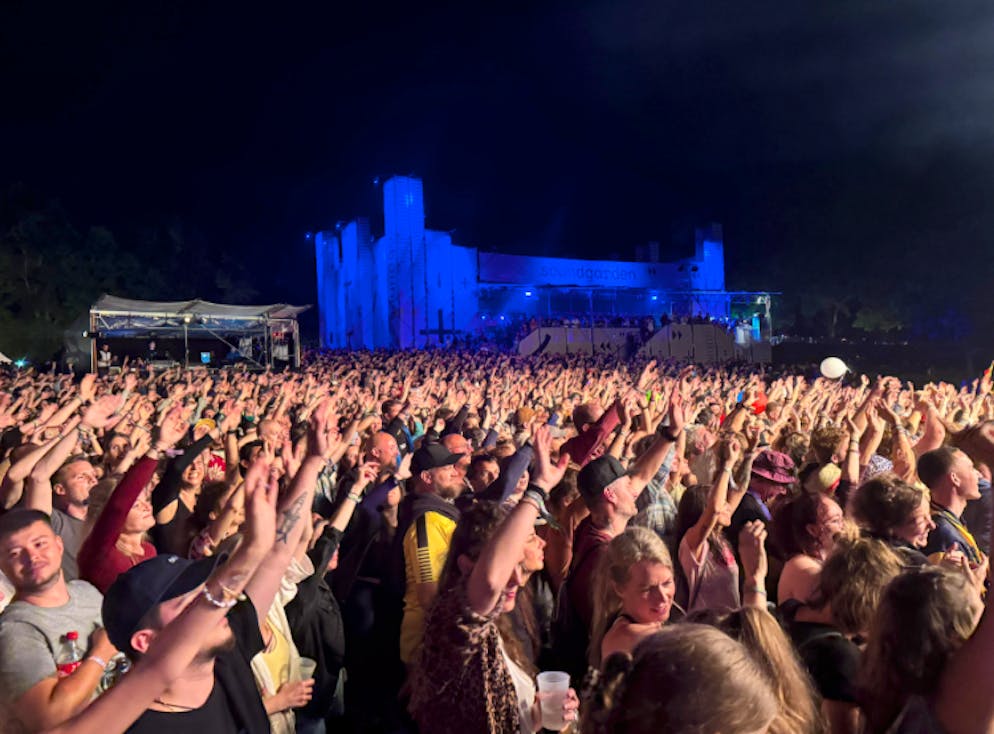Vor der Hauptbühne ist kaum mehr ein Platz frei.