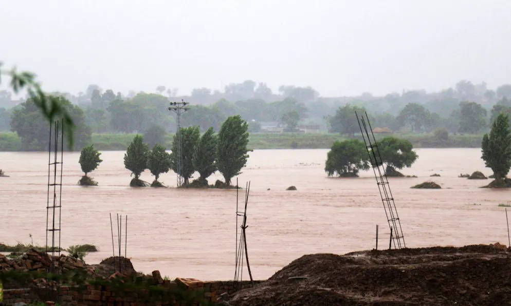 Vue générale montrant les inondations causées par les fortes pluies de mousson dans le village de Ladian, à Rawalpindi, au Pakistan, le 17 juillet 2025.