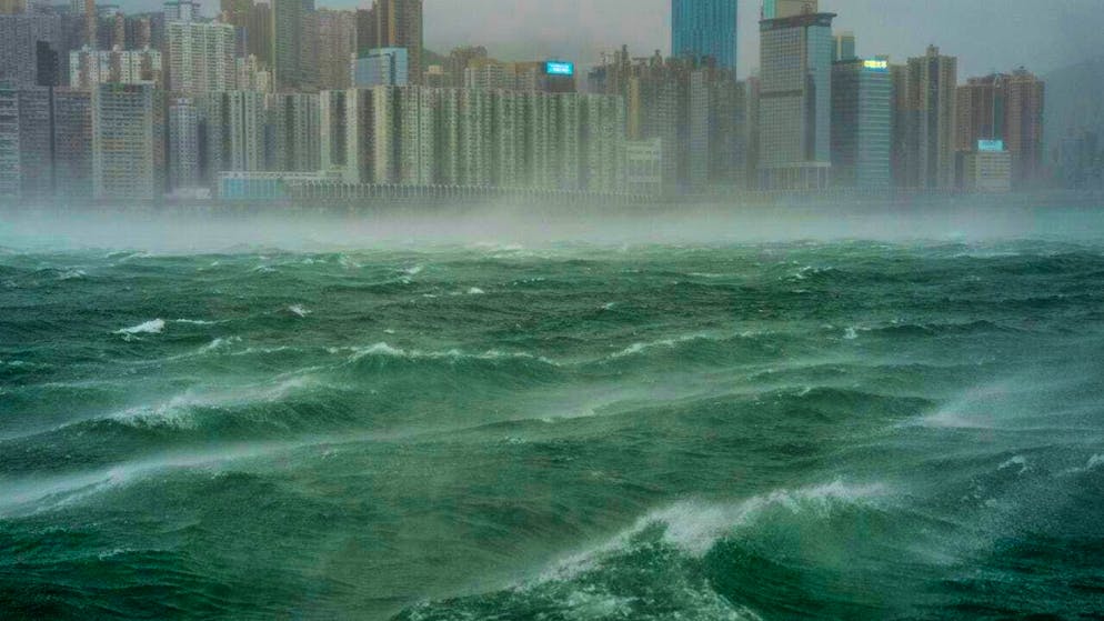 dpatopictures - Waves can be seen near Victoria Harbour in Hong Kong after Typhoon Wipha. Photo: Vernon Yuen/AP/dpa