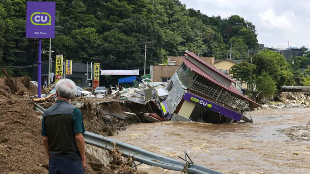 Un edificio spazzato via dalle intense precipitazioni, nella contea di Gapyeong.