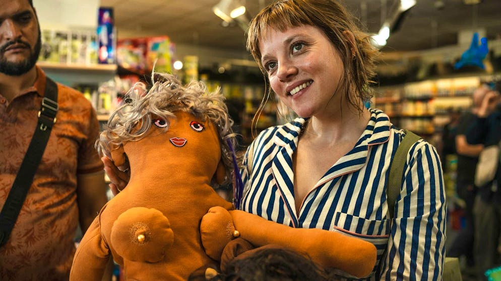 "Life is often even more absurd than the stories told in the movies" Jella Haase alias Delphine in the comedy "#Schwarze Schafe".