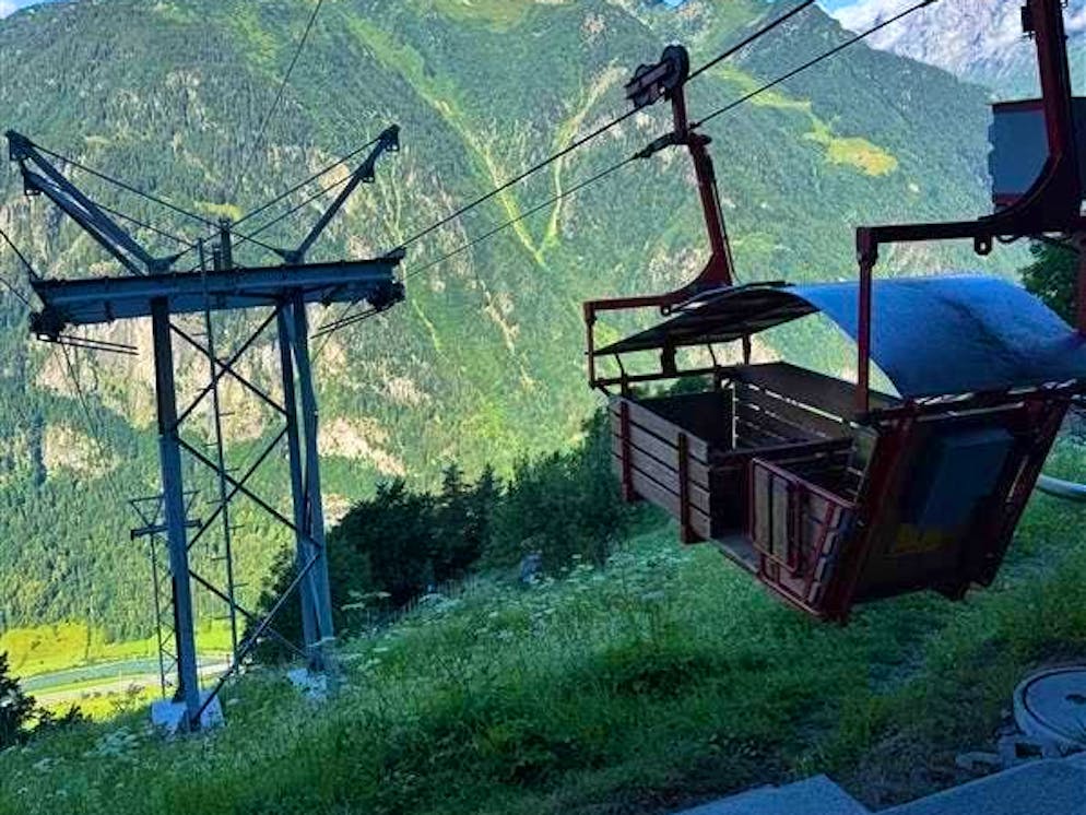 Sulla ferrovia di montagna possono salire al massimo quattro persone. Quindi, se c'è fretta, c'è la coda.