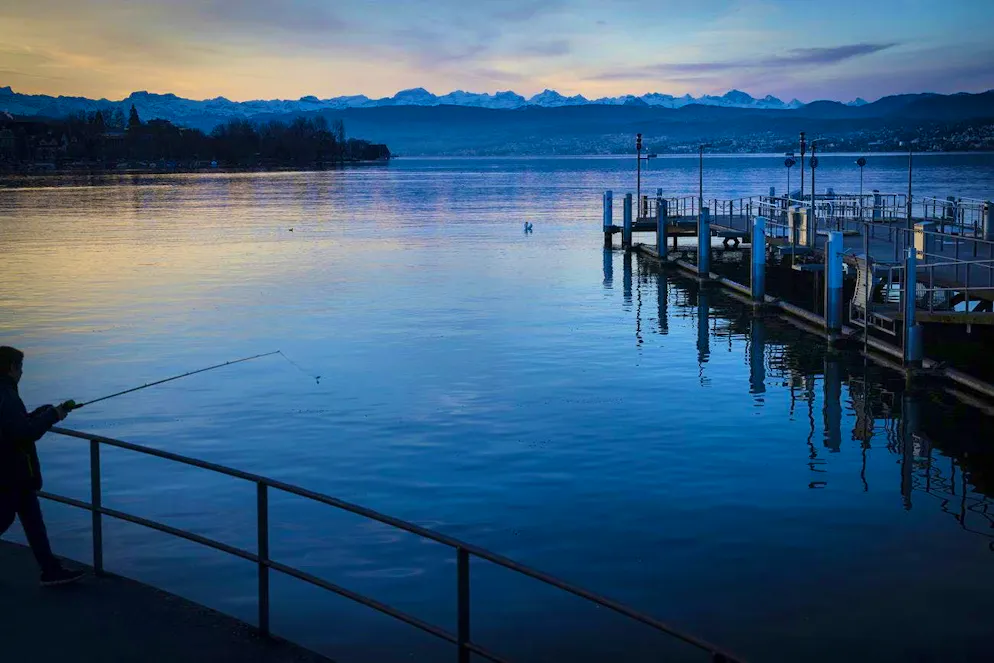 On Sunday night, a man fell from a boat in the Lake Zurich basin and could only be recovered dead.