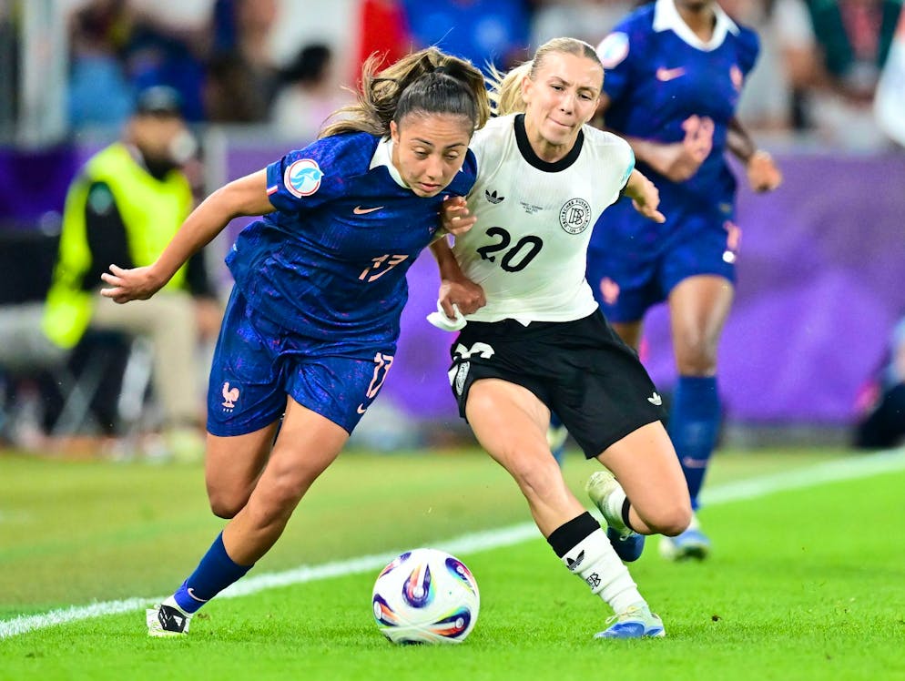 Die Französin Selma Bacha (l) fand den Sieg der deutschen Fussballerinnen unverdient.
