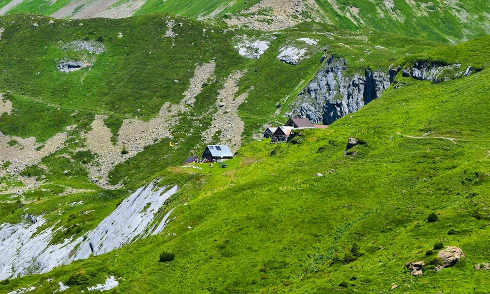 Jörg e Conny gestiscono l'alpe sotto il lago di Seewli.
