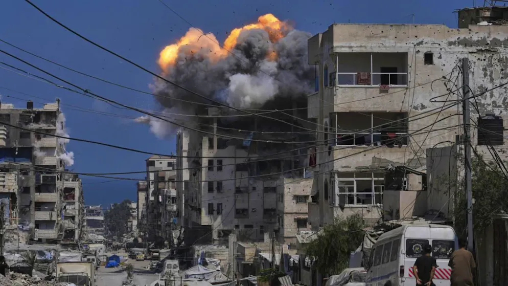Un attacco aereo, questa mattina, a Gaza City.