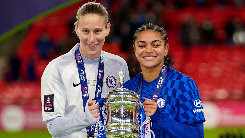 Ann-Katrin Berger und Jessica Carter – damals im Jahr 2021 noch im Dress des FC Chelsea – sind verlobt und spielen heute gemeinsam bei Gotham FC in den USA.