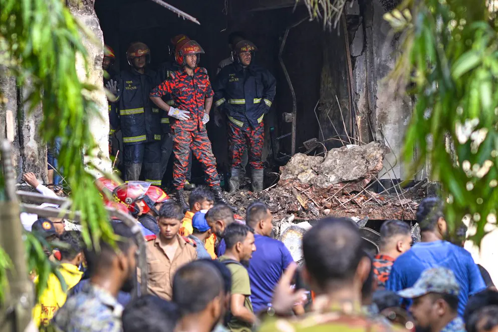Des pompiers recherchent des survivants après qu'un avion d'entraînement de l'armée de l'air bangladaise s'est écrasé sur le campus d'une école peu après son décollage à Dhaka, au Bangladesh, le lundi 21 juillet 2025.