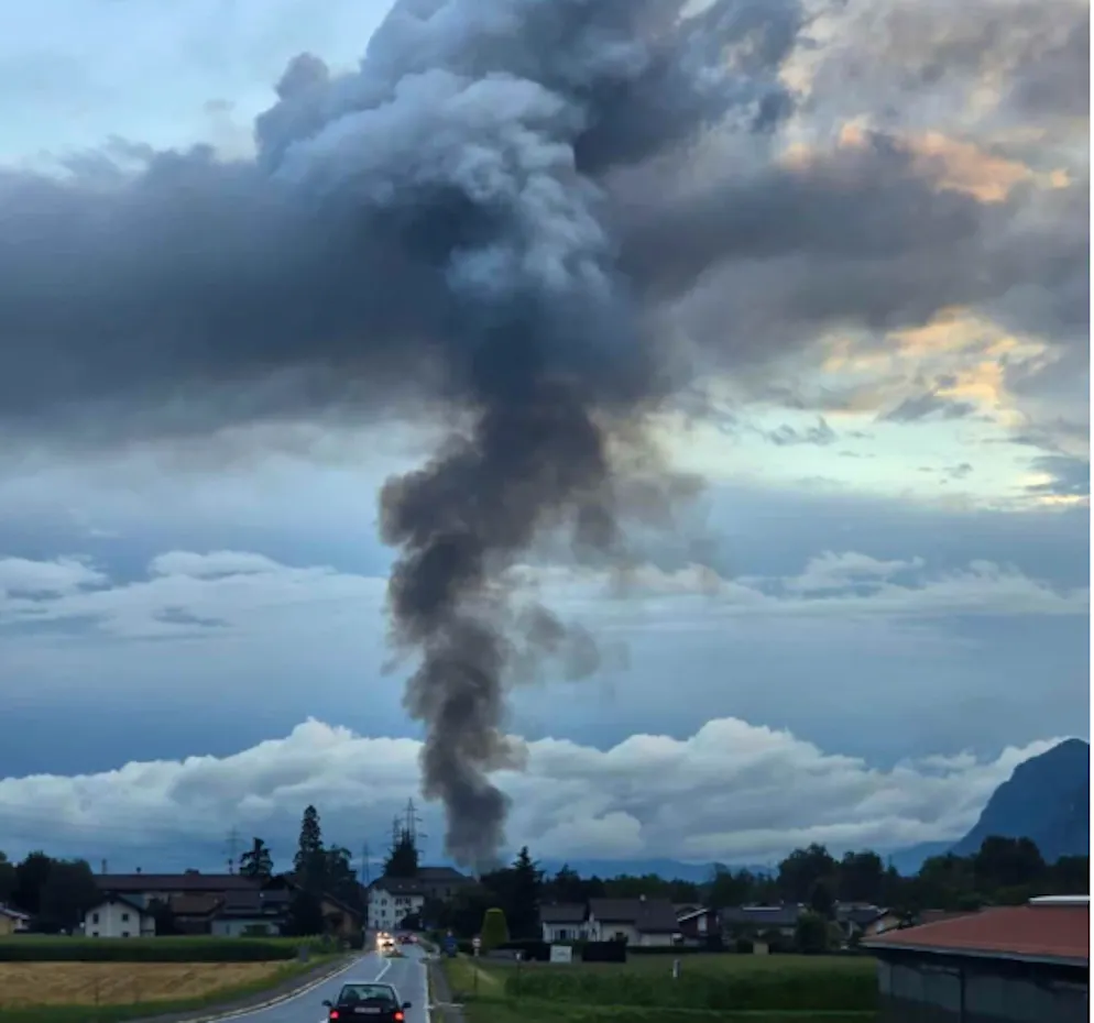 Une ferme située à Saint-Triphon (VD) a été la proie des flammes lundi matin. 