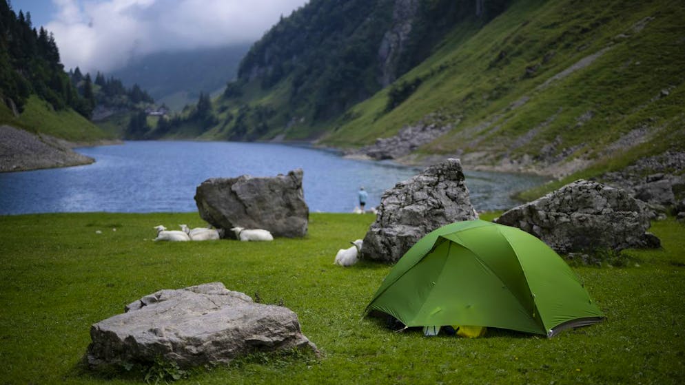Overtourism at mountain lakes. Alpine farmers wrestle with sneaker tourists - now with consequences