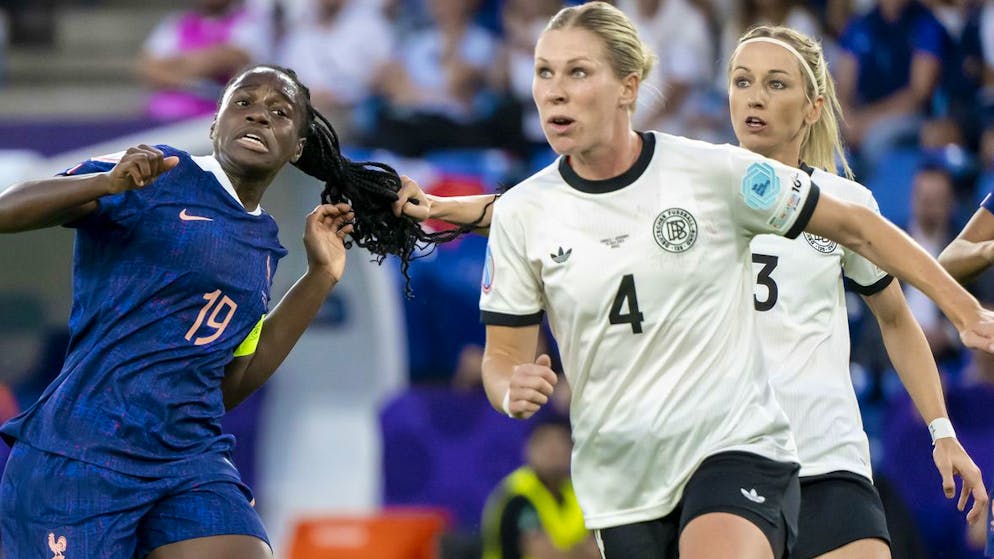 Für diesen Haarzupfer wurde Kathrin Hendrich im Viertelfinal mit Rot vom Platz gestellt.