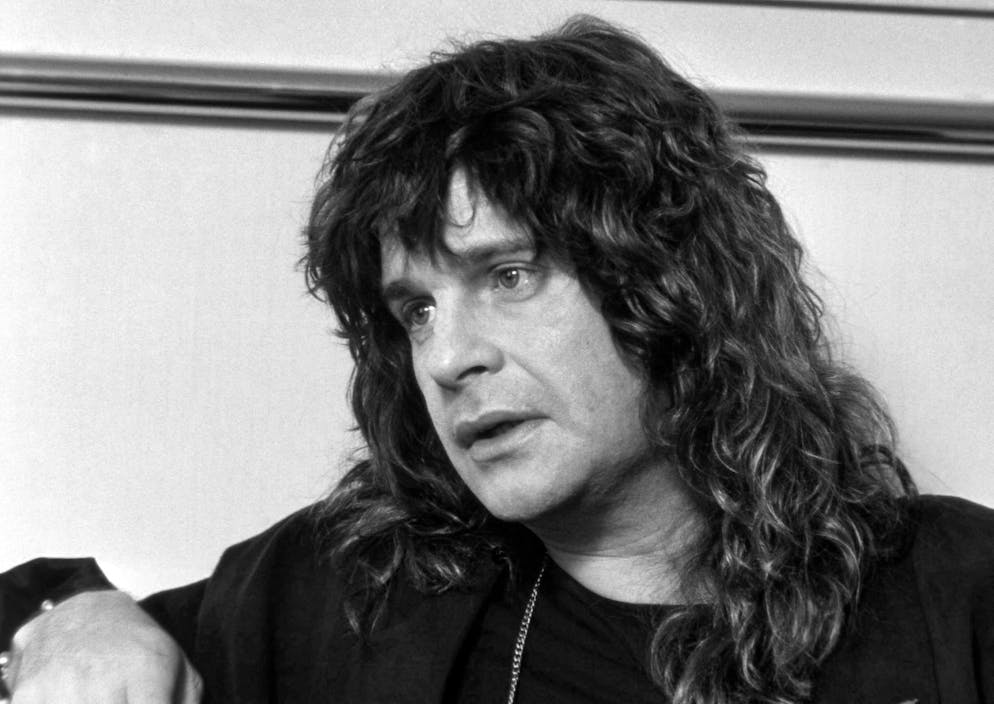 «Prince Of Darkness»: Ozzy Osbourne ist tot - Gallery. Dass er einer Fledermaus auf der Bühne den Kopf abgebissen hatte, brachte ihm endgültig den Ruf eines Satanisten ein. Ozzy Osbourne beteuerte, damit nichts zu tun zu haben. Er hielt das Tier für eine Attrappe.