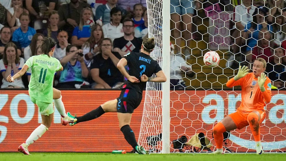 Nächster Krimi: England nach Sieg gegen Italien im EM-Finale - Gallery. Wuchtiger Schuss ins Glück: Barbara Bonansea trifft zum 1:0 für Italien.