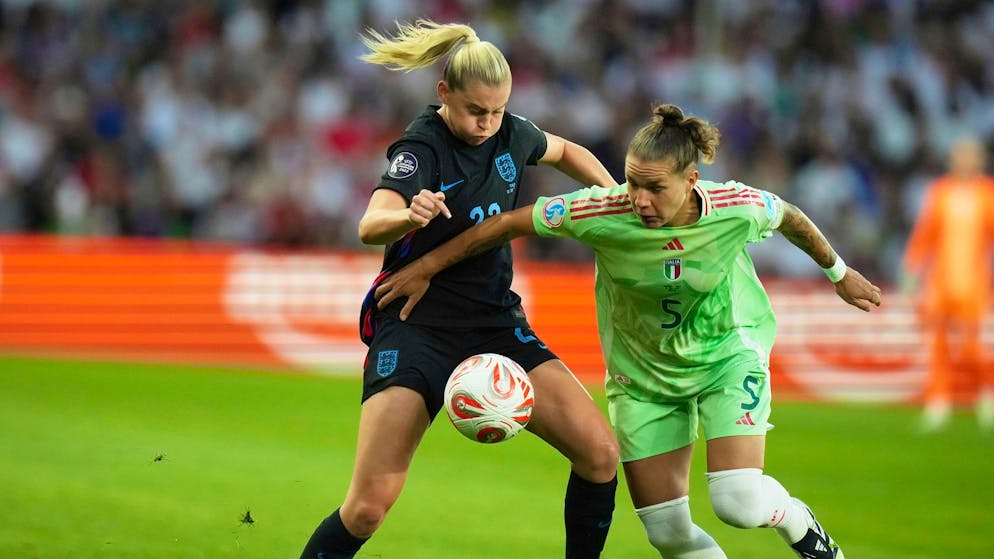 Nächster Krimi: England nach Sieg gegen Italien im EM-Finale - Gallery. Intensives Halbfinale: Italiens Elena Linari (r) im Duell mit Englands Alessia Russo.