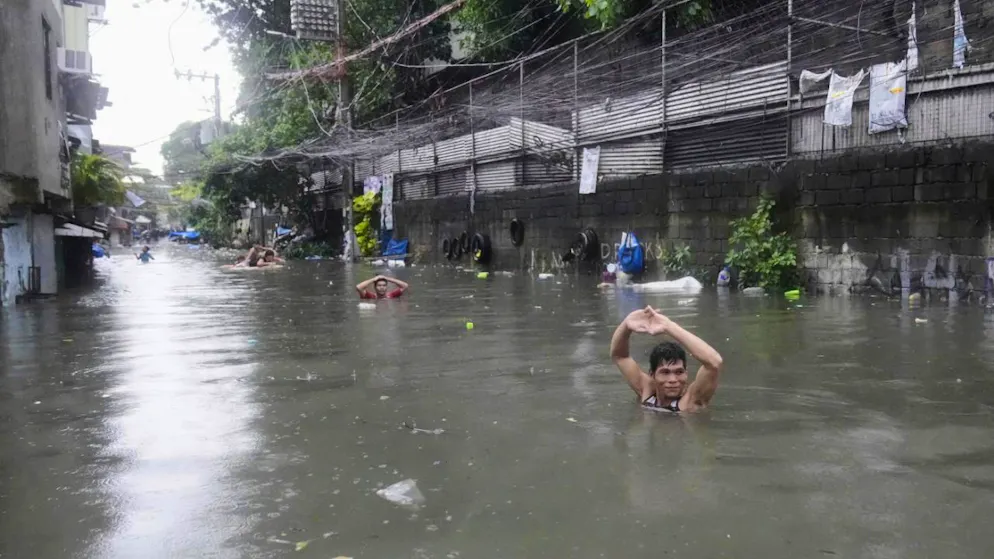 Le inondazioni causate dal tifone Wipha a Quezon City, nella Filippine.