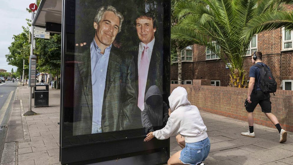 Es existieren mehrere Bilder von Jeffrey Epstein und Donald Trump. Im Juli 2025 hängten Aktivist*innen ein Poster in London auf.