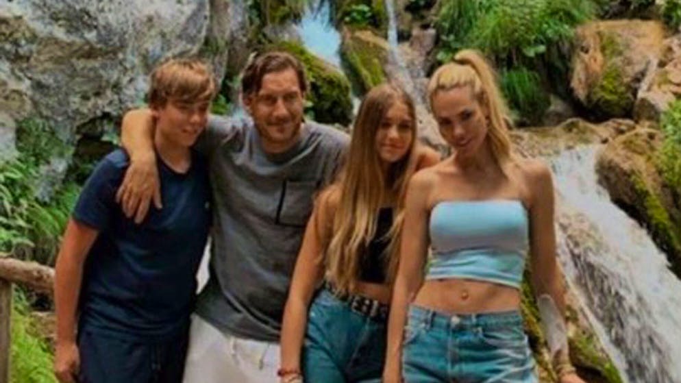 Ferita ancora aperta?. Chanel Totti e il post nostalgico sui genitori: «Non li supererò mai»