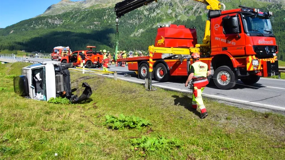 I pompieri durante l'operazione di recupero del minivan a fianco della circonvallazione di Silvaplana (GR).