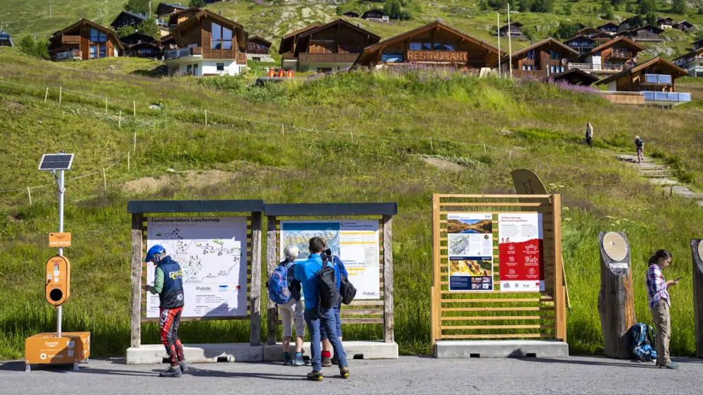 Des bus sont désormais à disposition des randonneurs qui souhaitent rallier Kummenalp ou Faldumalp depuis Wiler. L'offre est mise sur pied pour dynamiser le tourisme dans la vallée du Lötschental après l'effondrement du galcier du Birch au-dessus de Blatten.