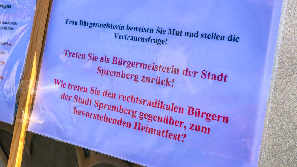 Right-wing activities: A call for help from Brandenburg and the consequences - Gallery. At a small demonstration on the market square, demands for the mayor's resignation are voiced.