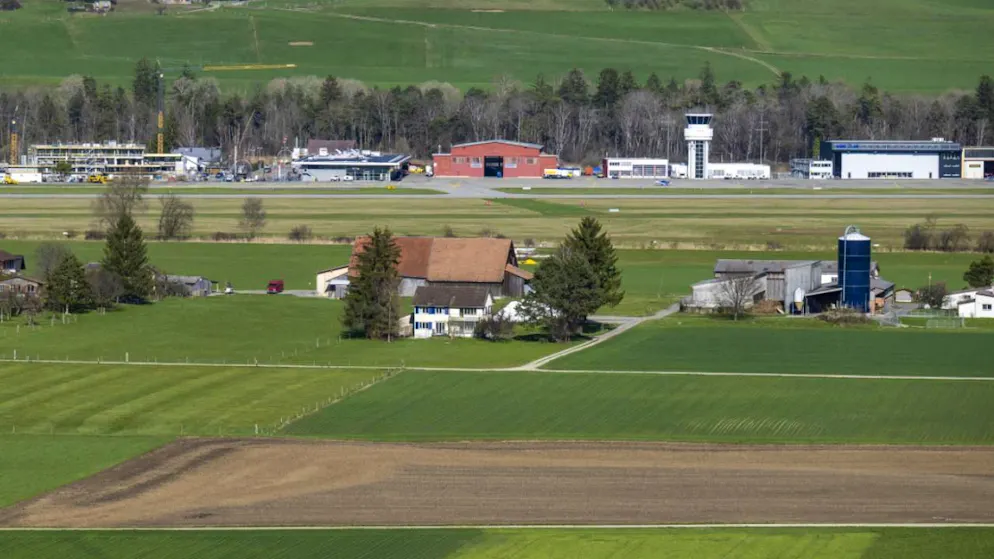 Una veduta dell'aeroporto di Berna Belp con la sua torre di controllo