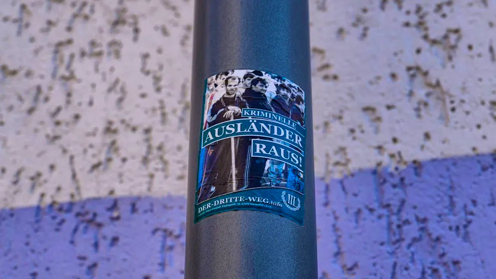A sticker from the small party Der Dritte Weg with the inscription "Criminal foreigners out!" can be seen on a pillar in the town of Spremberg in the district of Spree-Neisse.