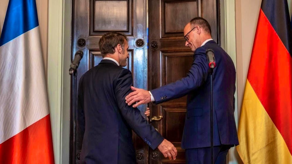 Federal Chancellor Friedrich Merz (CDU, r) receives Emmanuel Macron, President of France, for a visit to Villa Borsig, the guest house of the Federal Foreign Office. Photo: Michael Kappeler/dpa