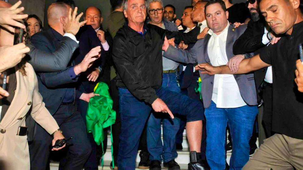 Brazil's former president Jair Bolsonaro shows an electronic anklet at the congress in Brasilia, which he must wear by order of the Supreme Court. Photo: Minervino Junior/Correio Brazilienze - D.A Press/AP/dpa