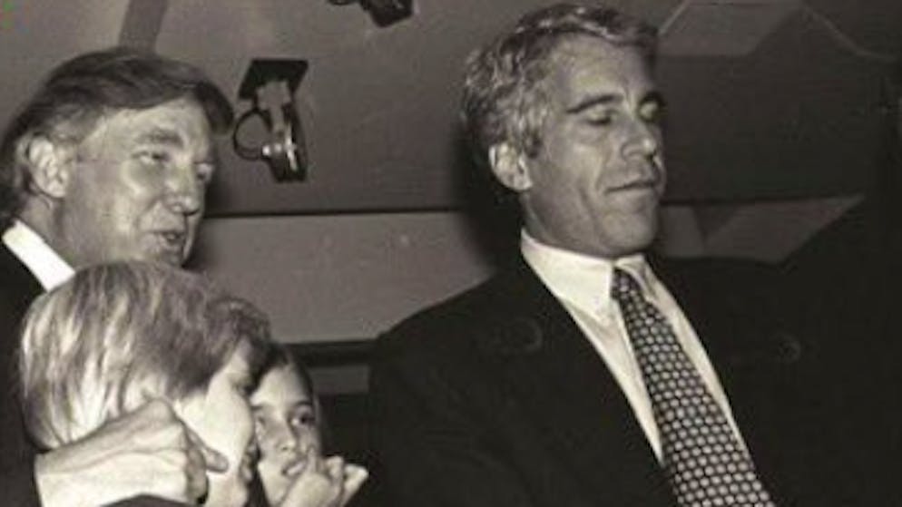 «Sie wollen mich wohl veräppeln». Neue Fotos mit Epstein bringen Trump in Erklärungsnot