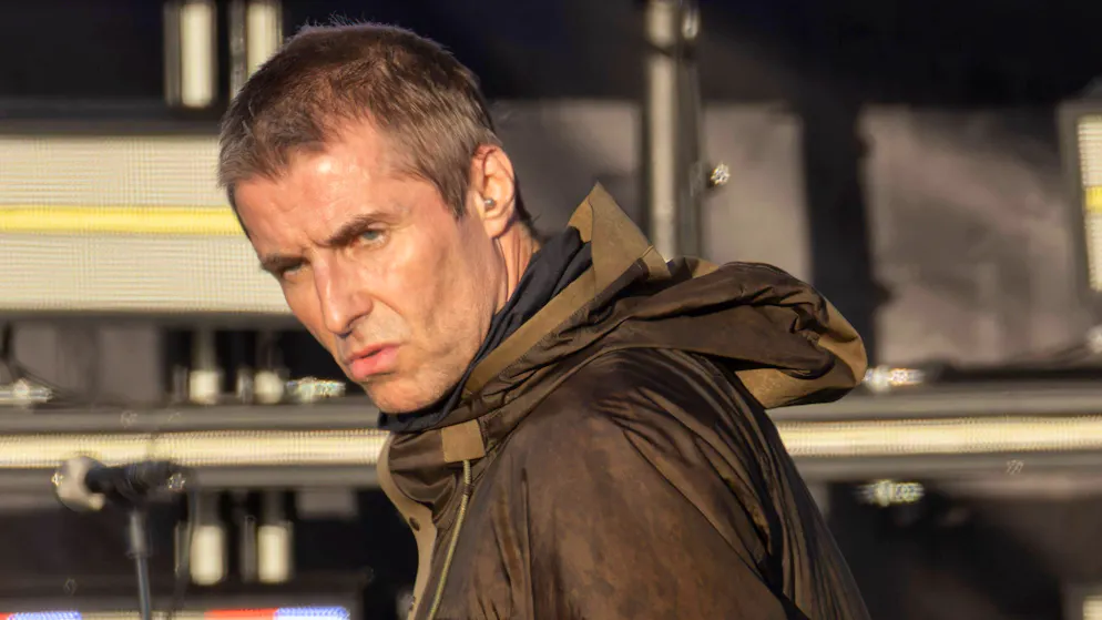 Dopo il kiss-cam gate. Liam Gallagher attacca i Coldplay: «Niente telecamere ficcanaso ai concerti degli Oasis»