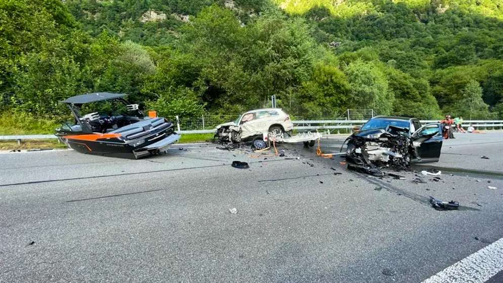 Tre persone sono rimaste ferite nello scontro avvenuto ieri sera sull'A13 a Mesocco. Le vetture sono state totalmente danneggiate.