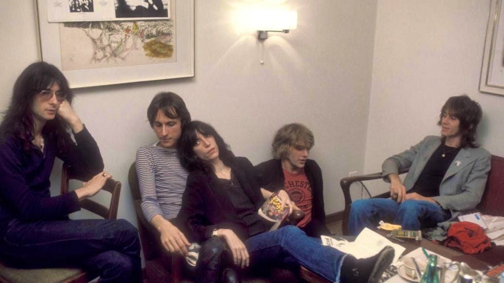 A new illustrated book offers a journey through time with Patti Smith - Gallery. Photographer Eric Bachmann took pictures before the iconic concert at the Rote Fabrik on October 12, 1976. They show Patti Smith together with her band in the hotel.