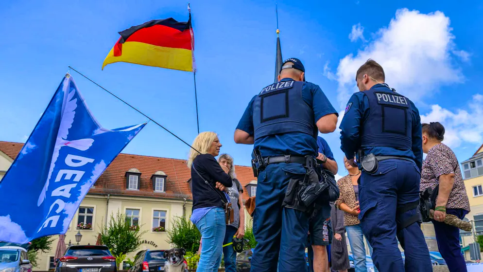 Right-wing activities: A call for help from Brandenburg and the consequences - Gallery. The group of demonstrators is small.