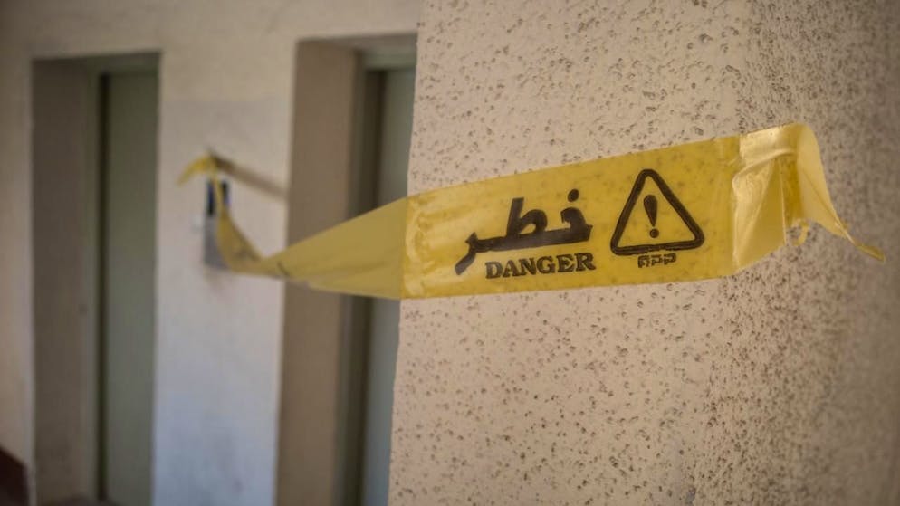 ARCHIV - Das Bild zeigt einen beschädigten Aufzug in einem Gebäude, das Israel im Krieg mit dem Iran bombardiert hatte. Eine Serie von Explosionen und Bränden in weiten Teilen des Irans sorgt nach Inkrafttreten der Waffenruhe mit Israel für Spekulationen. Foto: Arne Immanuel Bänsch/dpa