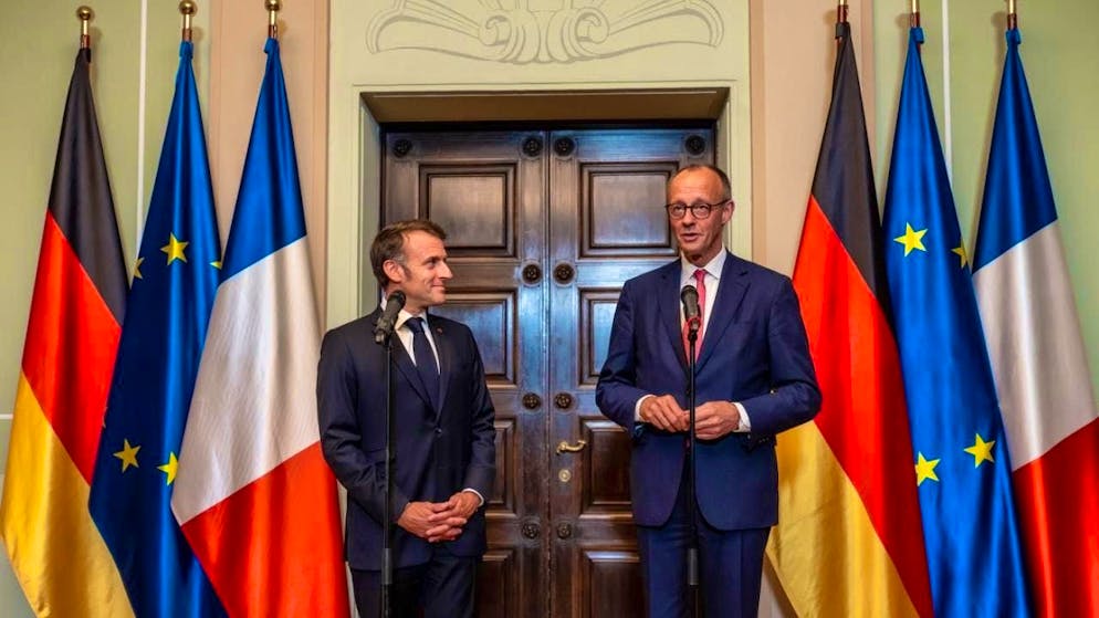 Federal Chancellor Friedrich Merz (CDU, r) receives Emmanuel Macron, President of France, for a visit to Villa Borsig, the guest house of the Federal Foreign Office. Photo: Michael Kappeler/dpa