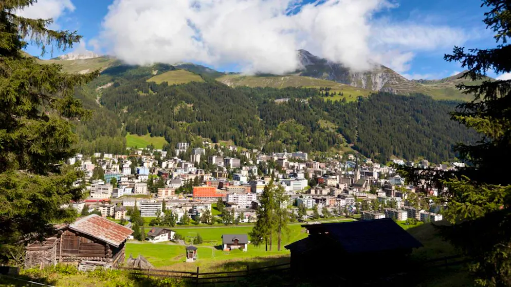 Due diverse denunce. Un uomo avrebbe sputato, minacciato e spinto degli ebrei a Davos