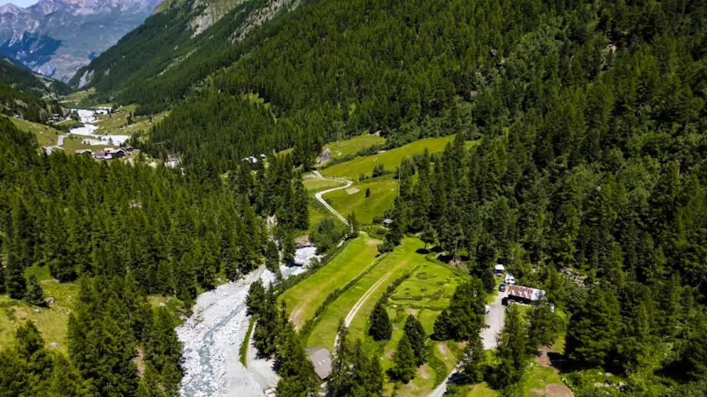 Un'immagine dall'alto del campeggio di Arolla (VS), situato accanto al fiume Borgne