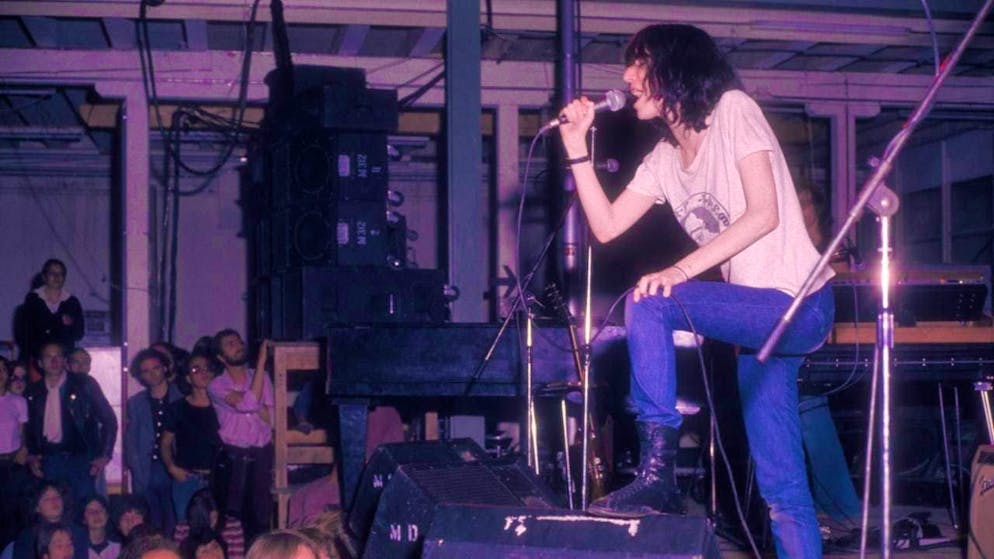 A new illustrated book offers a journey through time with Patti Smith - Gallery. An entire chapter in the new illustrated book is dedicated to photographs of the legendary concert by the Patti Smith Group at the Rote Fabrik in 1976.